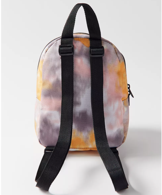 $19.60 (原价 $28) Urban Outfitters官网 Vans Got This Mini 双肩包7折热卖 两色可选 