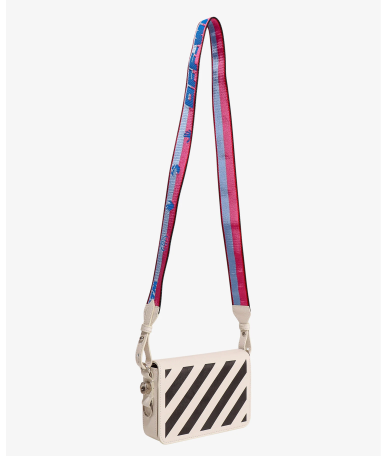 Off-White（Off-White或OFF-WHITE c/o VIRGIL ABLOH）是一家意大利街头潮牌及奢侈品品牌