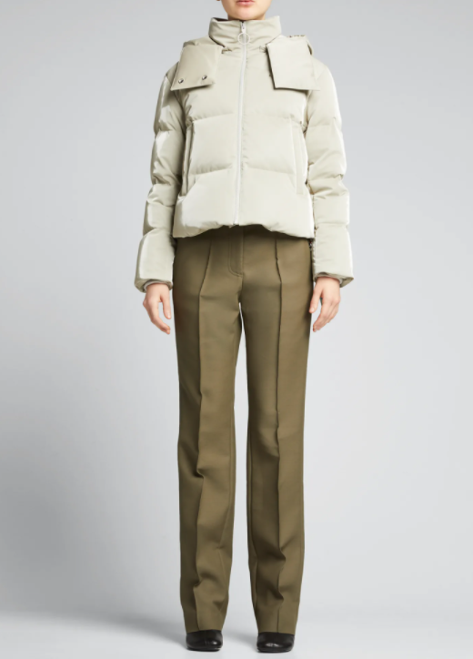 Off-White（Off-White或OFF-WHITE c/o VIRGIL ABLOH）是一家意大利街头潮牌及奢侈品品牌