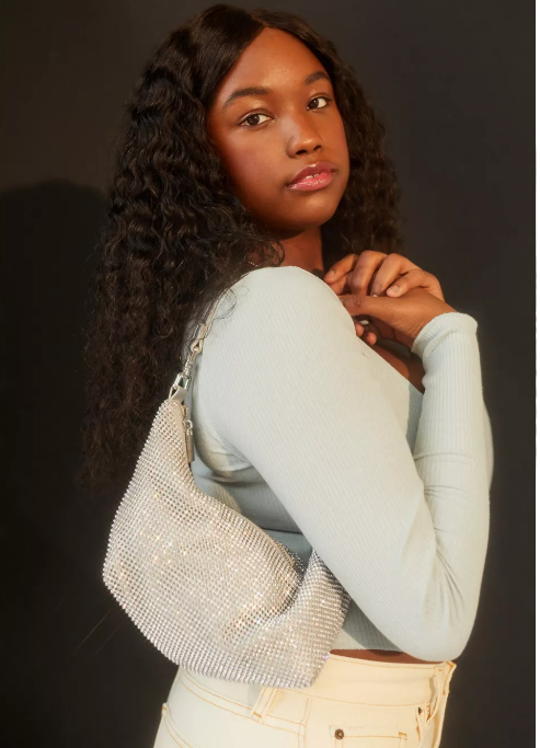 这款水钻腋下包在闪光灯照射下 这款水钻腋下包在闪光灯照射下