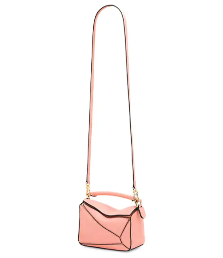 创立于1846年的西班牙百年皮具奢华品牌LOEWE罗意威在创意总监Jonathan Anderson(J.W. Anderson)的无尽创意下