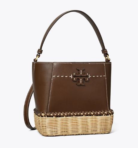 2021 春夏系列体现了 Tory 对天然材料和手工细节的热爱 2021 春夏系列体现了 Tory 对天然材料和手工细节的热爱