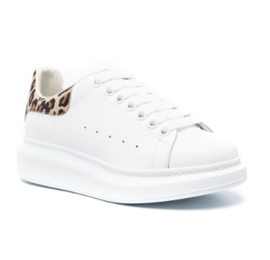 Alexander McQueen（亚历山大麦昆）是英国高级时装品牌