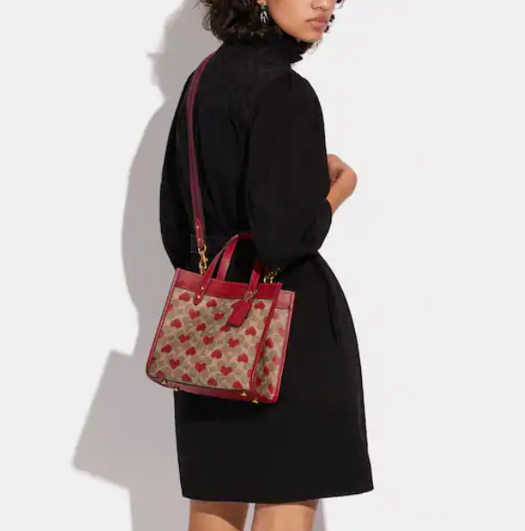 $158 (原价 $395) + 免邮Coach Outlet官网 Coach Field 22 情人节爱心托特4折热卖 