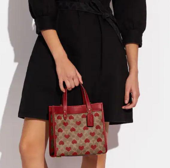 $158 (原价 $395) + 免邮Coach Outlet官网 Coach Field 22 情人节爱心托特4折热卖 