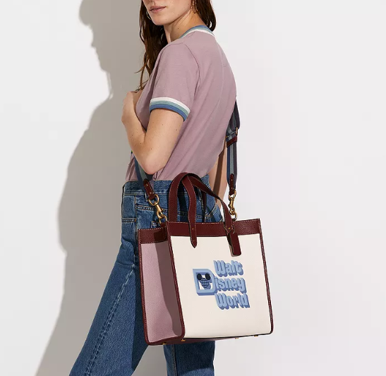 $297 (原价 $495) + 免邮Bloomingdale s官网 COACH x Disney Field 托特包6折热卖  