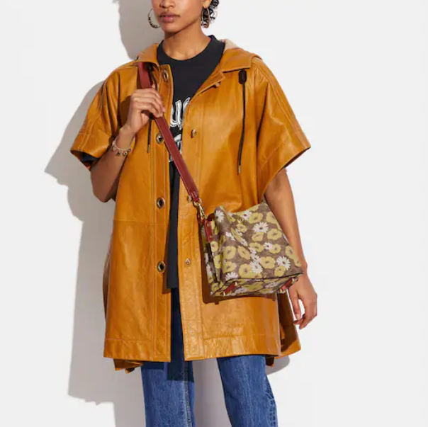 $158 (原价 $395) + 免邮Coach Outlet官网 Coach Willow 雏菊印花水桶包4折热卖 