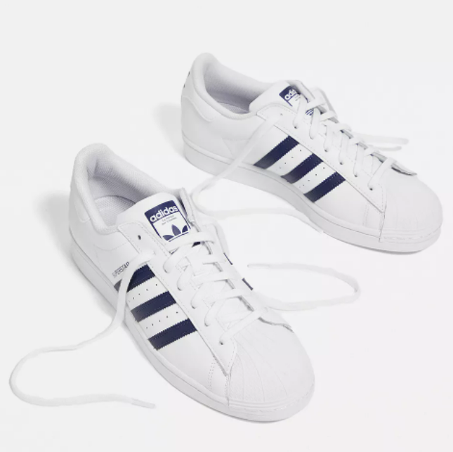 £56 (原价 £88) 免邮Urban Outfitters UK官网 adidas White & Navy Superstar 运动鞋热卖