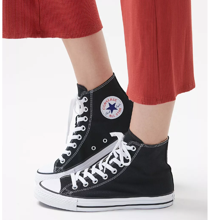 £51 (原价 £60) 免邮Urban Outfitters英国站 Converse Chuck Taylor All Star 黑色高帮帆布鞋特惠