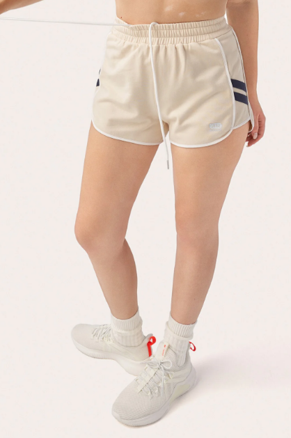 • High waist with adjustable strape in the hem. • High waist with adjustable strape in the hem.