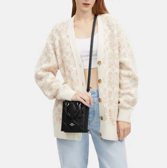 Coach Outlet官网 Coach North South 黑色菱格托特包2.5折特惠   $99 (原价 $398) + 免邮Coach Outlet官网 Coach North South 黑色菱格托特包2.5折特惠