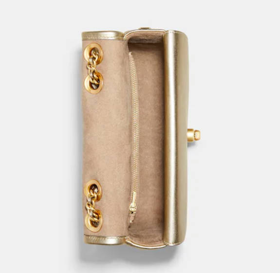 Coach Outlet官网 Coach Madison 金属色软糯枕头包4折热卖 $210 (原价 $525) + 免邮Coach Outlet官网 Coach Madison 金属色软糯枕头包4折热卖