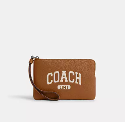 Coach Outlet官网 Coach Corner Zip Wristlet 钱包3折热卖 两色可选 $26.40 (原价 $88) Coach Outlet官网 Coach Corner Zip Wristlet 钱包3折热卖 两色可选