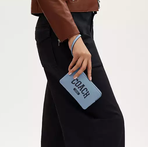 Coach Outlet官网 Coach Corner Zip Wristlet 钱包3折热卖 两色可选 $26.40 (原价 $88) Coach Outlet官网 Coach Corner Zip Wristlet 钱包3折热卖 两色可选