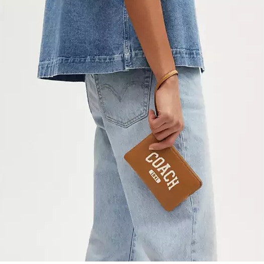 Coach Outlet官网 Coach Corner Zip Wristlet 钱包3折热卖 两色可选 $26.40 (原价 $88) Coach Outlet官网 Coach Corner Zip Wristlet 钱包3折热卖 两色可选