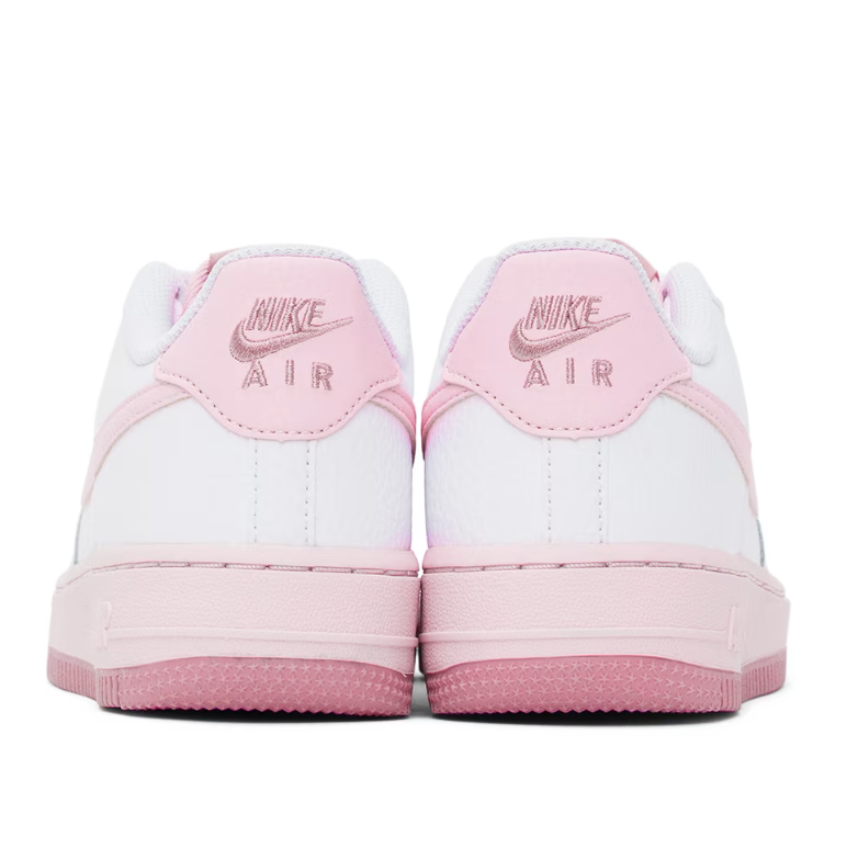 SSENSE官网 NIKE Kids White Air Force 1 樱花粉大童空军一号板鞋6.5折热卖 $78 (原价 $120) SSENSE官网 NIKE Kids White Air Force 1 樱花粉大童空军一号板鞋6.5折热卖