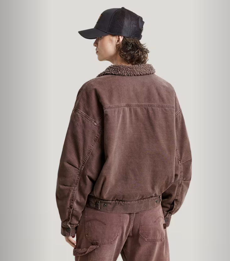 Jacket Drifter Sherpa offers an oversized fit. Deep flap pockets at the front are finished with a hidden snap button. Volume can be created at the back Jacket Drifter Sherpa offers an oversized fit. Deep flap pockets at the front are finished with a hidden snap button. Volume can be created at the back