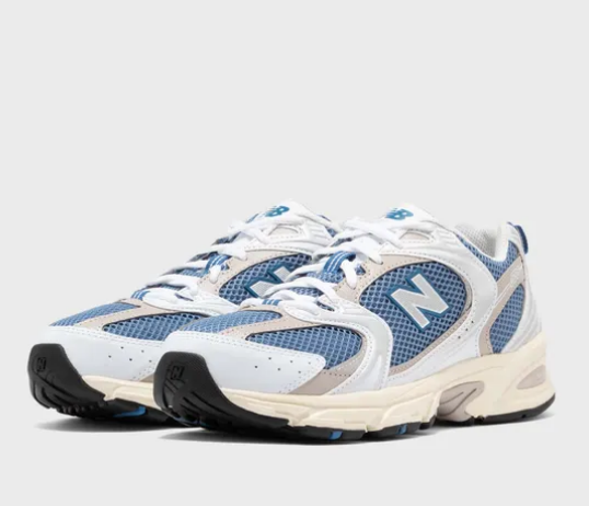 Der 530 Sneaker von New Balance erinnert an klassische Laufschuh-Modelle der 90er Jahre. Der lässige Sneaker kombiniert alltagstauglichen Style mit moderner Technologie und macht das Runner-Modell somit zum perfekten Begleiter. Dank der ABZORB- Mittelsohle werden Stoßkräfte durch eine Kombination aus Dämpfung und Druckwiderstand absorbiert und so für eine hervorragende Dämpfung gesorgt.