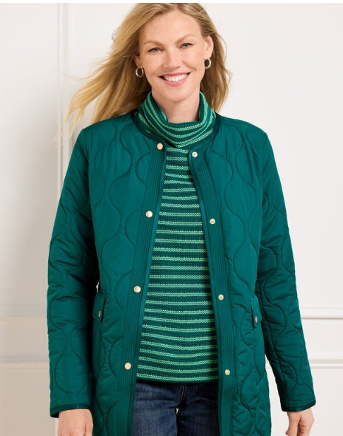 Our easygoing coat is the perfect last layer. Crafted in a collarless design with an eye-catching quilted finish. Detailed with button flap pockets.