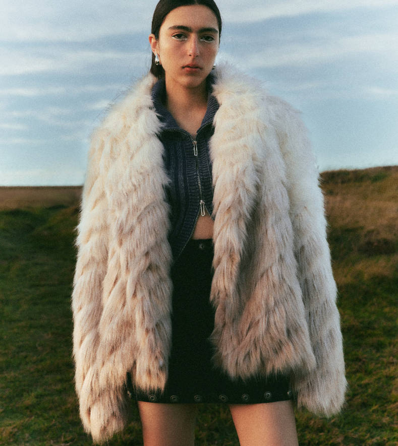 Urban Revivo 女士宽松毛茸茸大衣4.2折热卖 $109 (原价 $259) + 免邮Urban Revivo 女士宽松毛茸茸大衣4.2折热卖