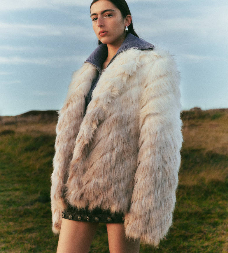 Urban Revivo 女士宽松毛茸茸大衣4.2折热卖 $109 (原价 $259) + 免邮Urban Revivo 女士宽松毛茸茸大衣4.2折热卖