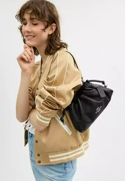 Coach Faye 褶皺單肩包僅需$186.15免運費,多色選 @ Coach Outlet Coach Faye 褶皺單肩包僅需$186.15免運費,多色選 @ Coach Outlet