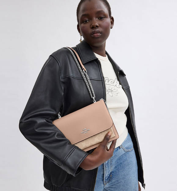 A$430.92 (原价 A$798) + 免邮Coach Outlet AU官网 Coach Klare 老花帆布链条风琴包额外9折特惠 3色可选 