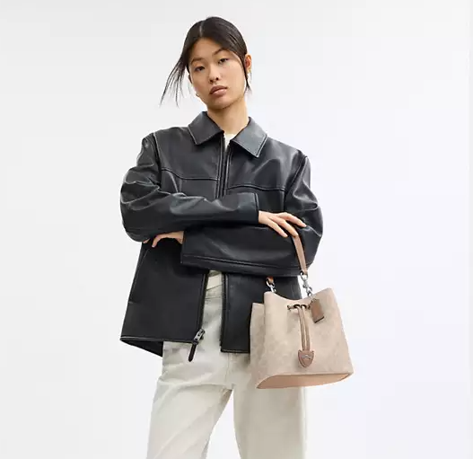 $199 (原价 $398) + 免邮Coach Outlet官网 Coach Rowan 新款老花帆布水桶包5折特惠 2色可选 